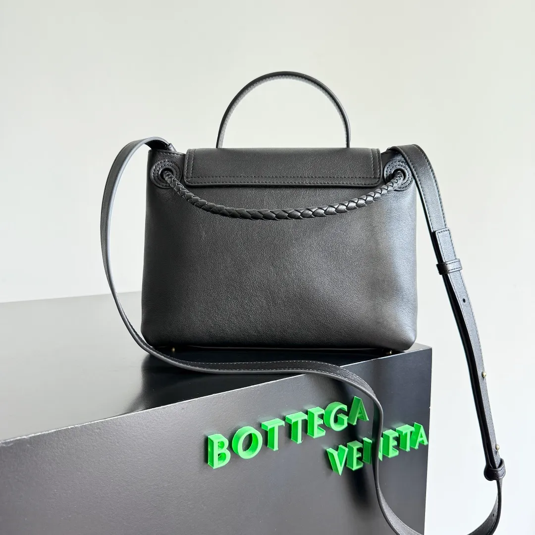 Batch 2060 BottegaVeneta Latest Ciao Ciao Bag Silky cowhide two-way flap handbag with signature twist detail, hidden hook closure, flap can be fastened to the front or attached to the INTRECCIATO woven internal pocket, comes with an adjustable and removable crossbody strap, internal compartment, and also features a zippered pocket. The surprise flap has various shapes. Style 1 - Cover the bag surface, exposing the knot and knot decoration. Style 2 - Place the flap inside the bag. A buckle is also designed. Style 3 - The U-shaped position of the top handle in the hand bag. Style No.: 835835 Size: 26*19*10.5cm
